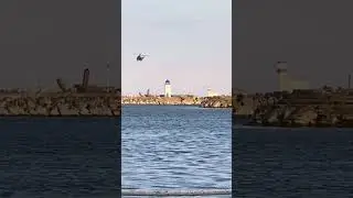 Un helicopter făcând manevre deasupra portului Mangalia