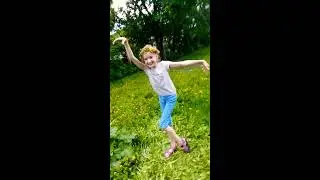 Пьяная девушка на улице
