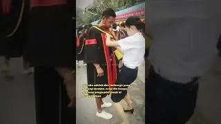 Adik cium kaki kakak saat wisuda