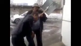 Кувалдой по голове пи*данул