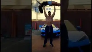 Бодибилдер подтягивает красивую девушку