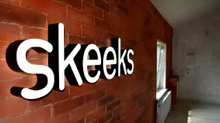 Обновленный офис skeeks. Светящийся логотип на стене.