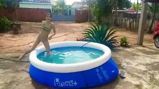 Brincando na piscina inflavel 2