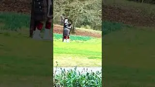 Tocando gaita de foles, para os noivos.