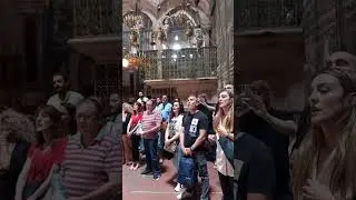 Паломники славят Господа в храме Гроба Господня. 
