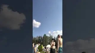 очень низко пролетел самолёт над пляжем #shorts
