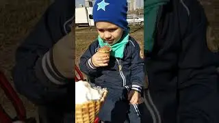 Ваня ест мороженое))