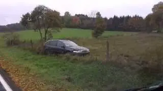 so schnell geht es in die Wiese Unfall