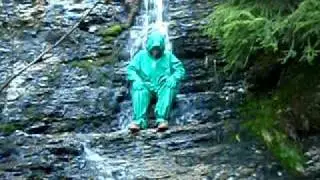 Regndress i skogen.