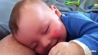 Забавный малыш смеется во сне!