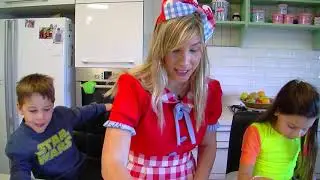 ללוש מכינה פיצה עם הילדים