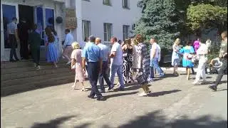 Заходят молодожены...