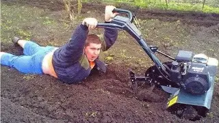 Богдан учится пахать мотоблокам