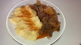 Вкусный гуляш с подливкой и с картофельным пюре . Очень вкусная и сытная еда