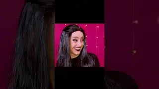 У девочки на голове насекомое.
