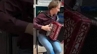 ИЗЛИЛ ДУШУ НА ГАРМОШКЕ🔥