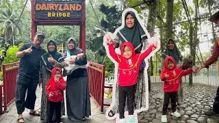 Aini ke kebun binatang yang di bawahnya ada sungai di Bogor