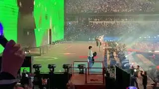 Taehyung giving his jacket to an Army in today's concert🥺🥺🥺🥺🥺🥺