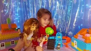 Куклы нашли клад на игровой площадке,открываем киндер-сюрприз, учимся считать #клад #учимся_считать