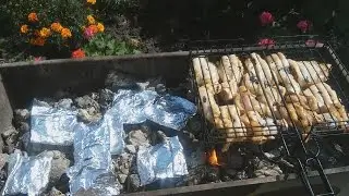Курица и картошка в фольге на углях