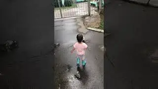 19 07 2020 Вероника прогуливается с цветком