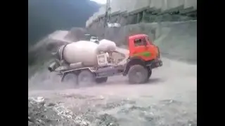 Водителю бетономешалки явно надо менять штаны ))) (ОСТОРОЖНО,МАТ!!)