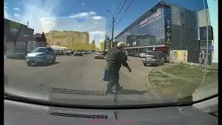 Суетолог с поворотами и пешеход.