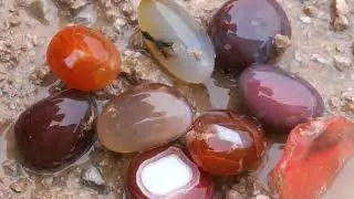 Unexpected harvest, the rain washed away the soil on the surface, revealing the crystal agate
