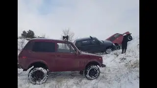 На  Нивах  4х4  по снежным горкам