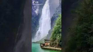 красивый водопад