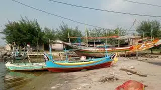 Kapal e pada Sandar ada yang di perbaiki