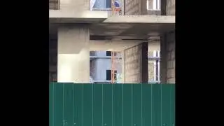 Кран уже на высоте 4го этажа