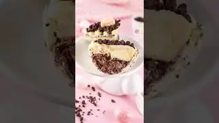 Fotografando o catálogo de Páscoa de uma confeitaria