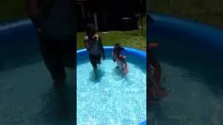 Little girls swimming in the pool 😂😄