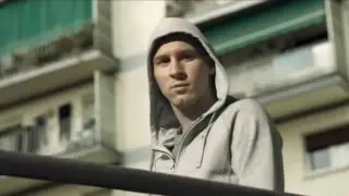 Месси переоделся в уличного игрока по футболу