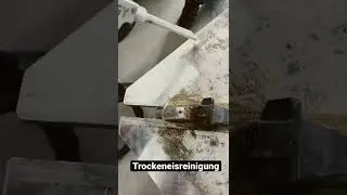 Reifenmontagegerät mit Trockeneis gereinigt