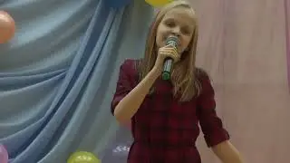 Ивашутенко Кира поёт песню про маму.