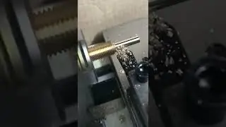 Замедленное видео полета бронзовой стружки на токарном станке.