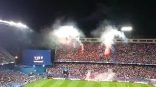Benfica fans hurl flares at Calderón Bengalas
