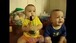 Дети играют друг с другом, делают массаж ушей, борются за соску