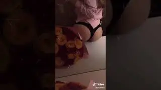 Показала попу