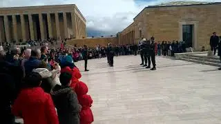 Anıtkabir nöbet değişimi ( komutanın sesi karşıdan duyuldu )