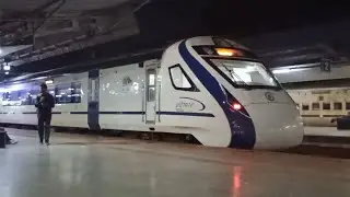 20887 Ranchi Varanasi Vande Bharat Express arriving