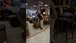 Обзор кресла-качалки из массива пальмы и кожи 