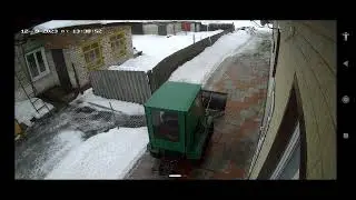 Пришло тепло , чистка мокрого снега гусеничным минитрактором.