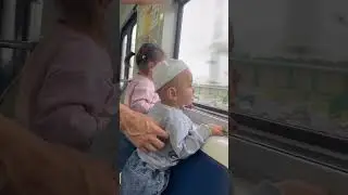 Братик и сестричка в метро #дети #милашество #ня