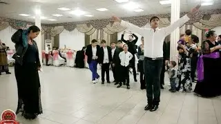 Цыгане. Танцует счастливая семья и девочки