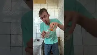 Видео урок как правильно наливать воду в стакан #shorts #урок #вода #стакан #а4