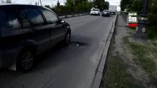 Мост с грифонами на въезде в Керчь начал разваливаться