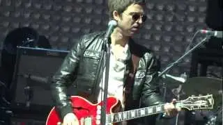 Noel Gallagher - Coachella 2012 - Don't Look Back In Anger (Oasis Cover)